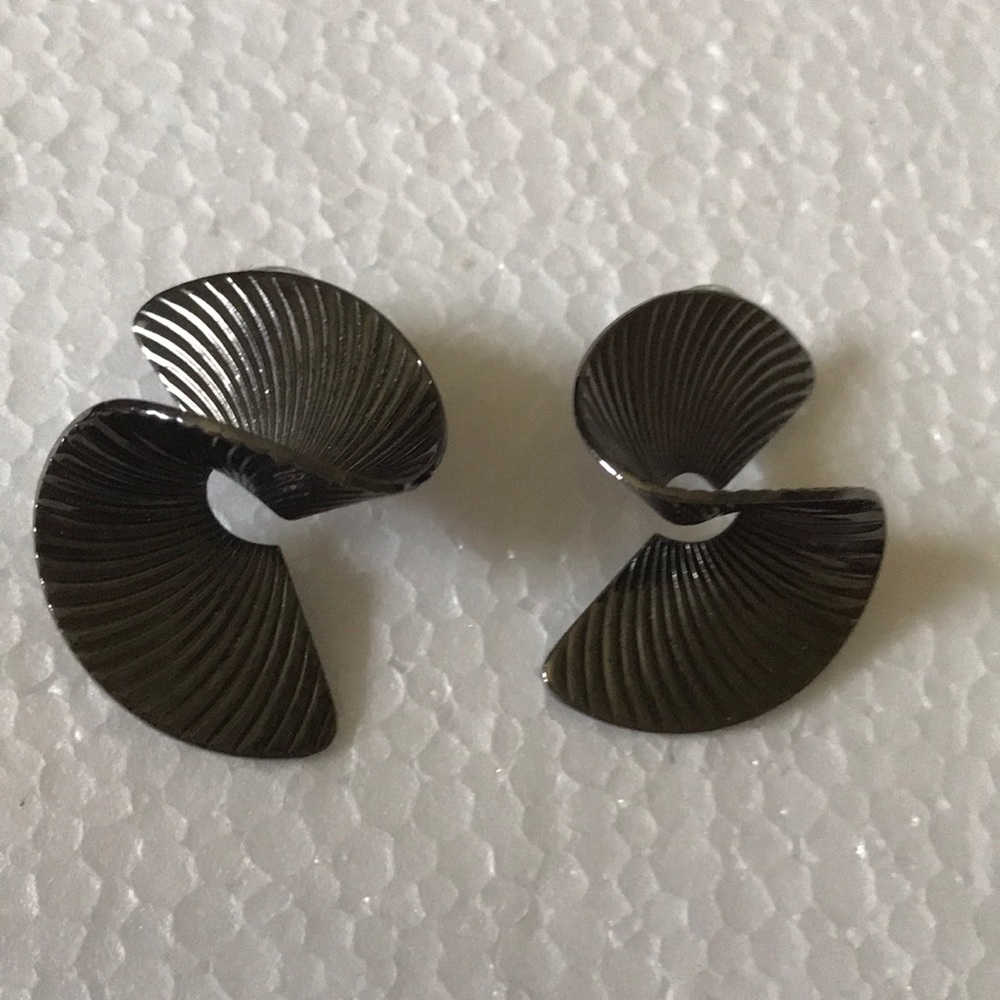 Tuleste gunmetal spiral earring